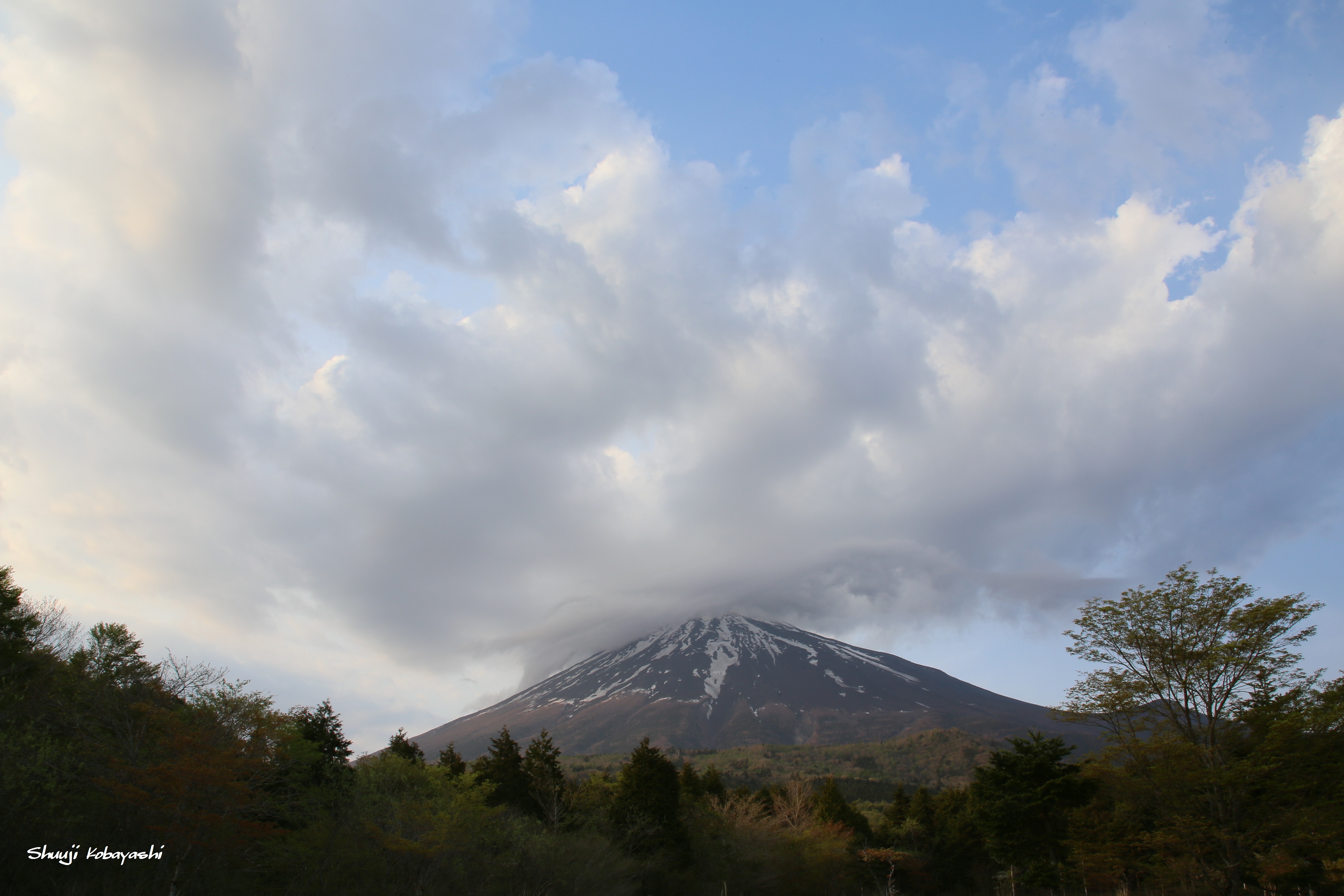 乱れ雲の中の富士
